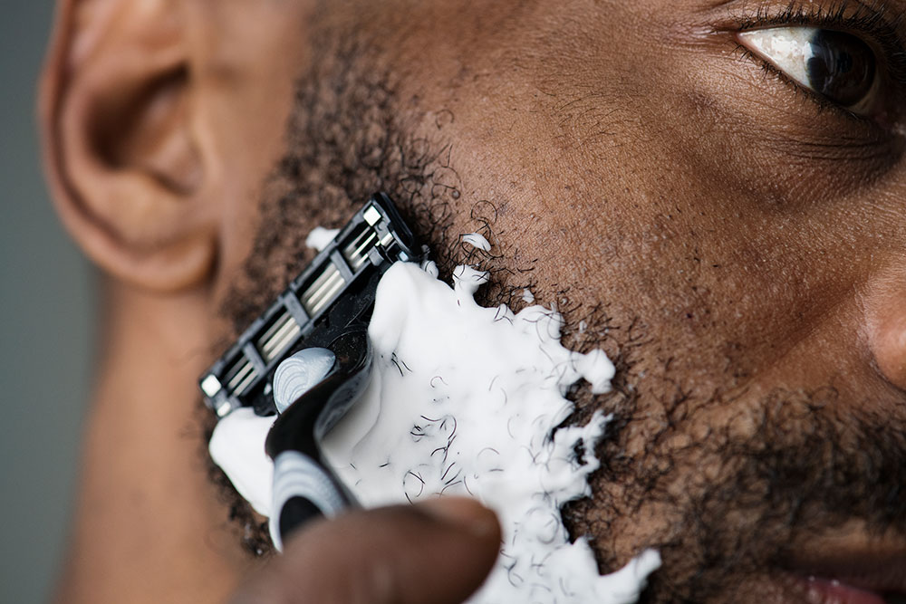 cómo el afeitado afecta a la piel masculina
