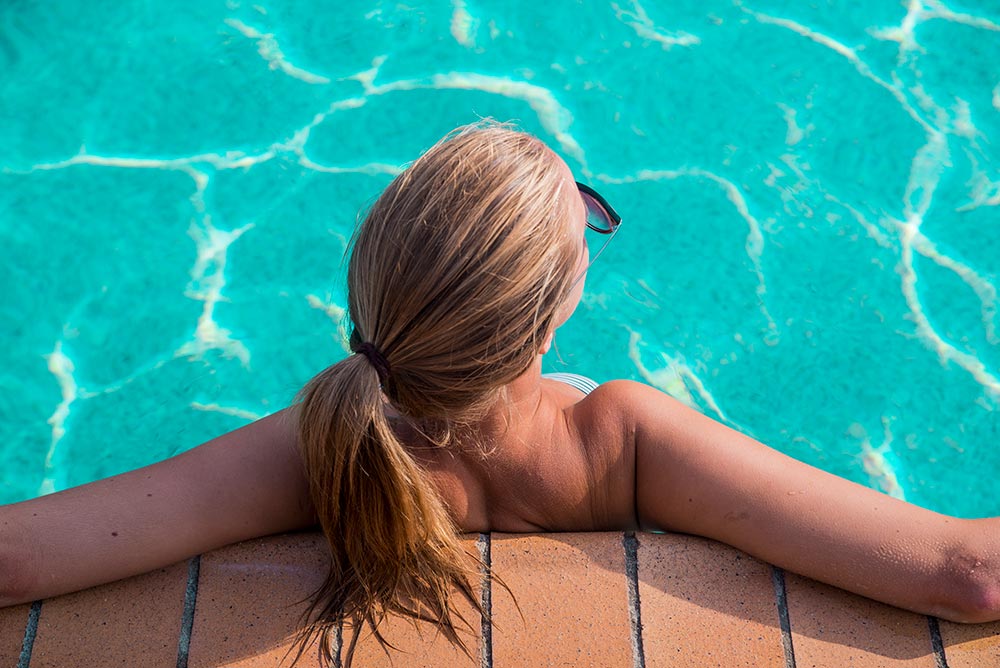 pelo rubio tono verde por la piscina