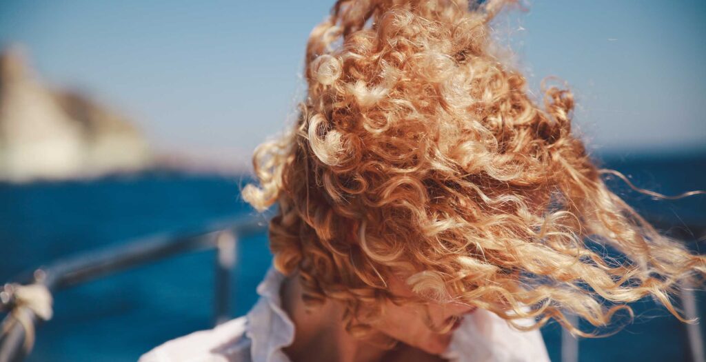 pelo encrespado en la playa