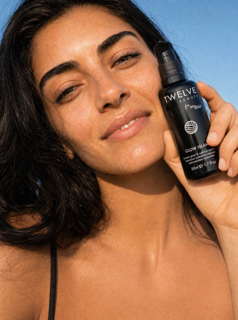 Glow Island de Twelve Beauty sobre piel luminosa con acabado sunless glow